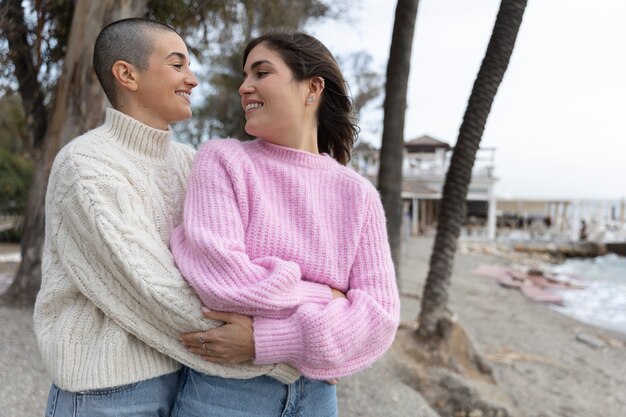 Casal de lésbicas se divertindo juntos