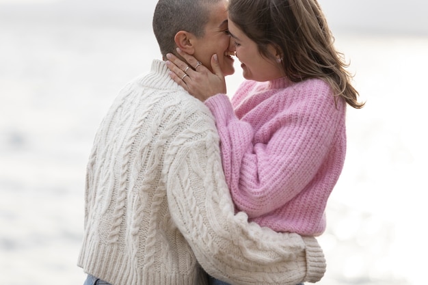 Foto grátis casal de lésbicas se divertindo juntos