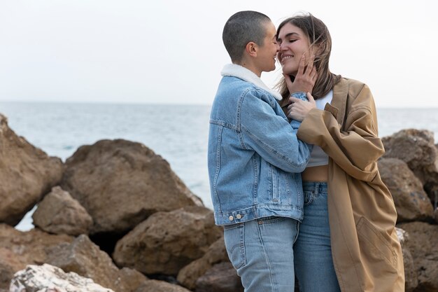 Foto grátis casal de lésbicas se divertindo juntos