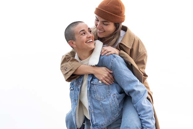 Foto grátis casal de lésbicas se divertindo juntos