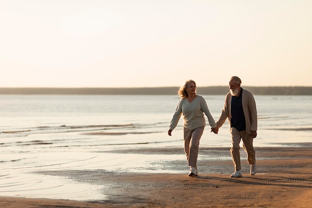 Casal de mãos dadas na praia