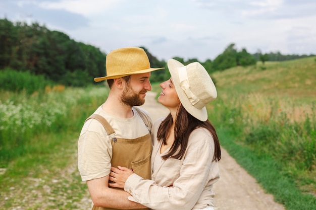 Foto grátis casal de meia altura que vive no campo