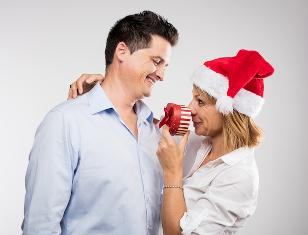 Foto grátis casal de meia idade que dão-se presentes