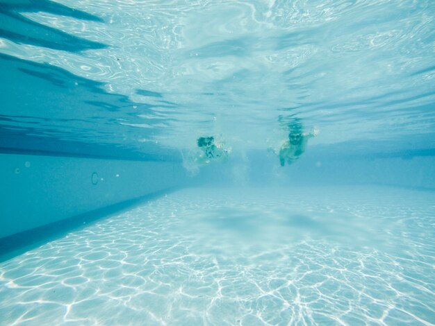 Casal de mergulho na piscina