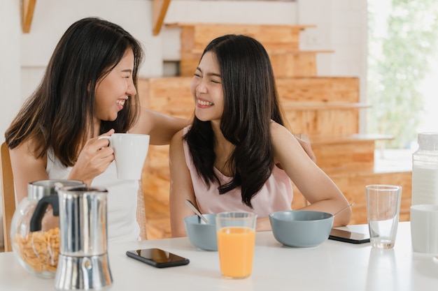 Casal de mulheres lésbicas asiáticas lgbtq tomar café da manhã em casa