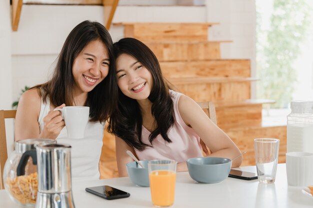 Casal de mulheres lésbicas asiáticas lgbtq tomar café da manhã em casa