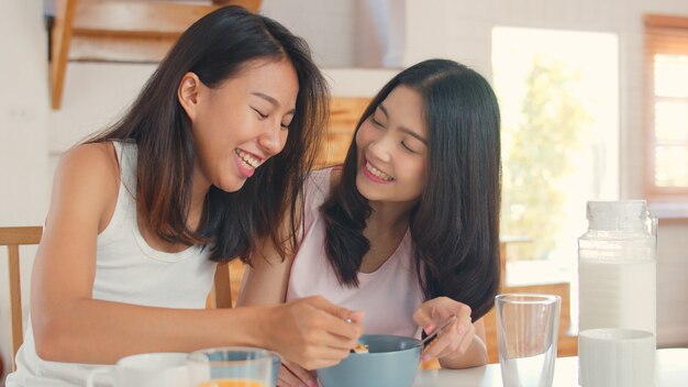 Casal de mulheres lésbicas asiáticas lgbtq tomar café da manhã em casa