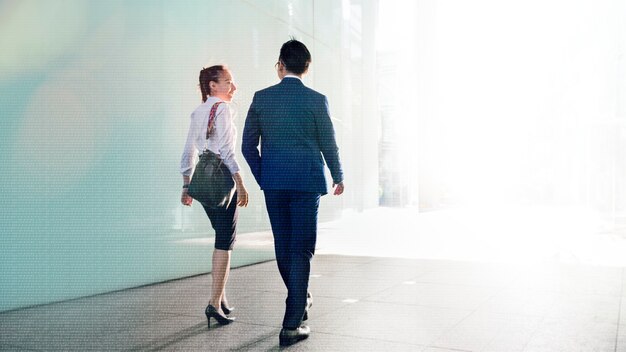 Casal de negócios asiáticos conversando enquanto caminha