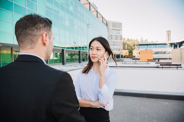 Casal de negócios elegante faz um telefonema