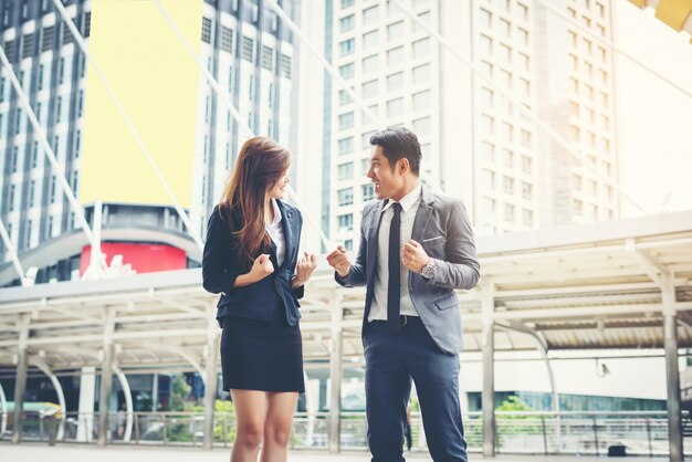 Casal de negócios faz o que faz sim ao ar livre. Conceito de trabalho em equipe