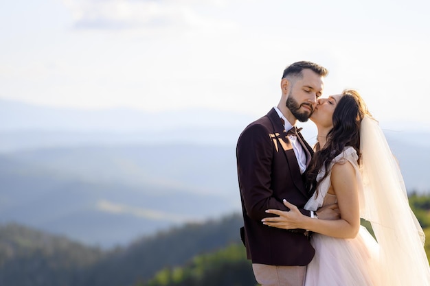 Casal de noivas abraçando nas montanhas