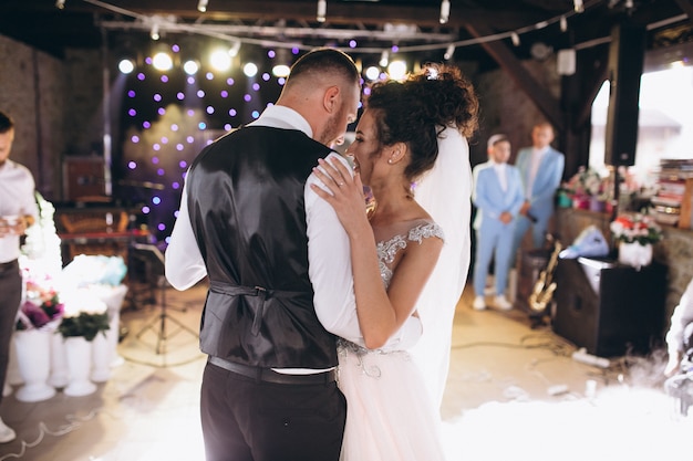 Casal de noivos dançando sua primeira dança