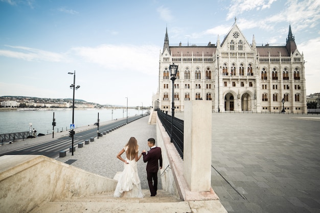 Casal de noivos em Budapeste