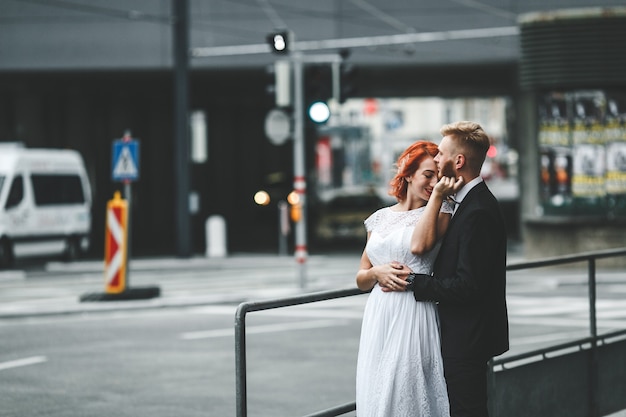 Casal de noivos em um prédio futurista