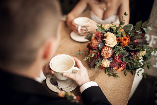 Casal de noivos no dia do casamento em um restaurante