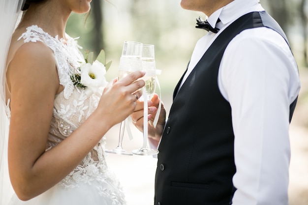 Foto grátis casal de noivos no dia do casamento