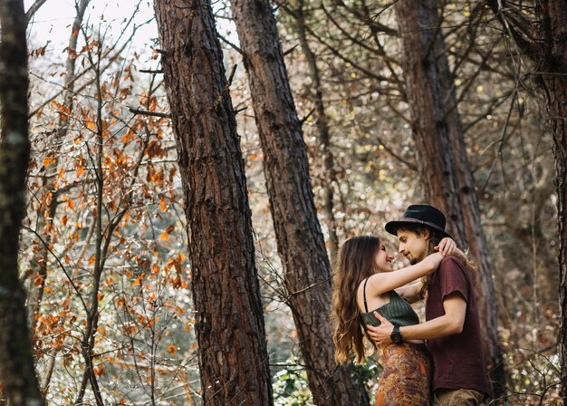 Casal de pedestrianismo apaixonado beijando na natureza