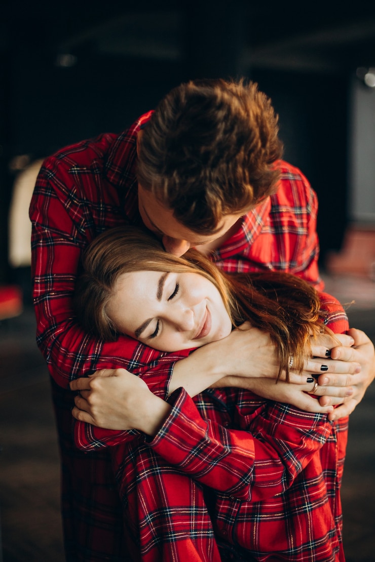 Foto grátis casal de pijama vermelho no natal