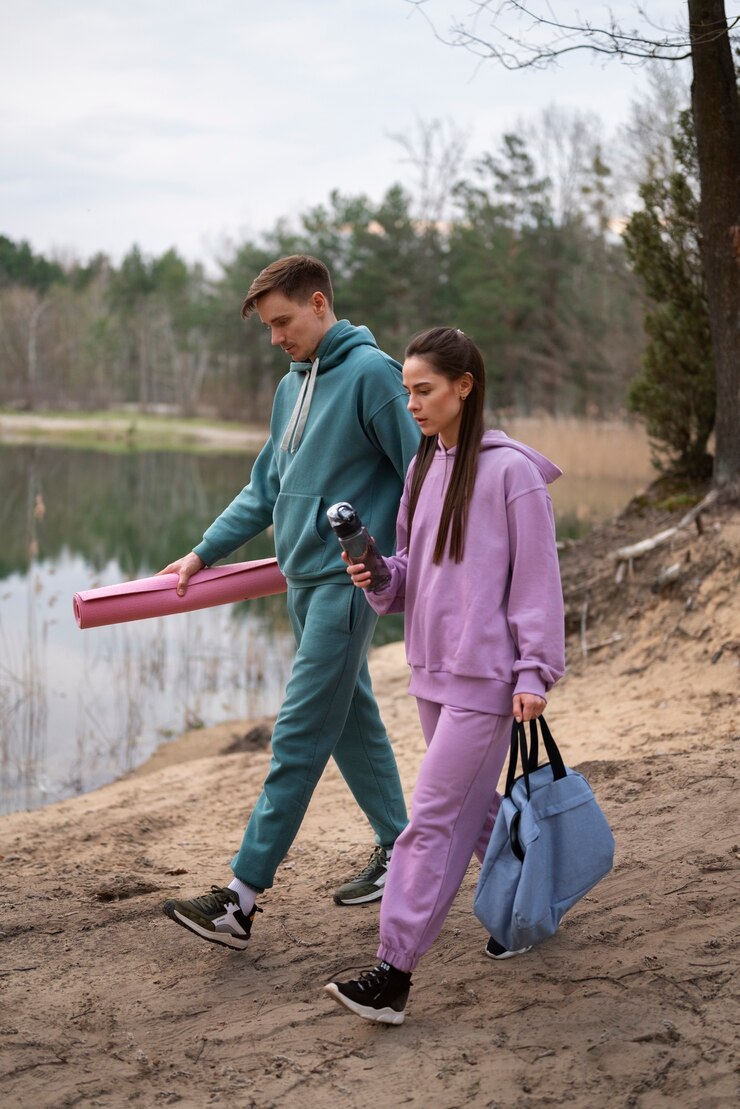 Foto grátis casal de tiro completo caminhando ao ar livre
