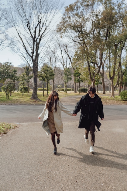 Casal de tiro completo caminhando juntos