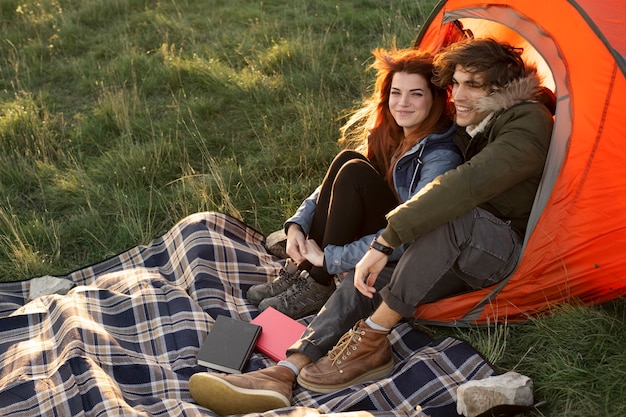 Foto grátis casal de tiro completo com tenda