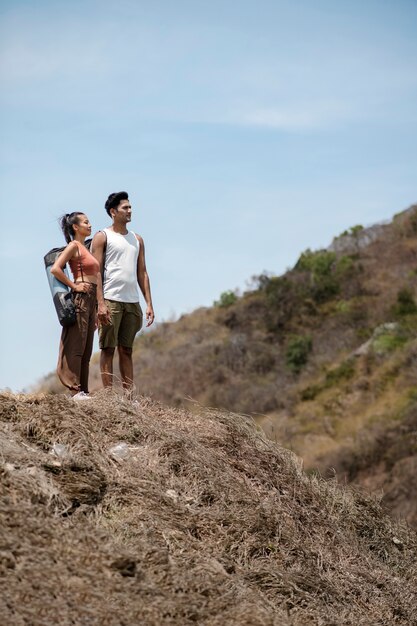 Casal de tiro completo dançando na rocha