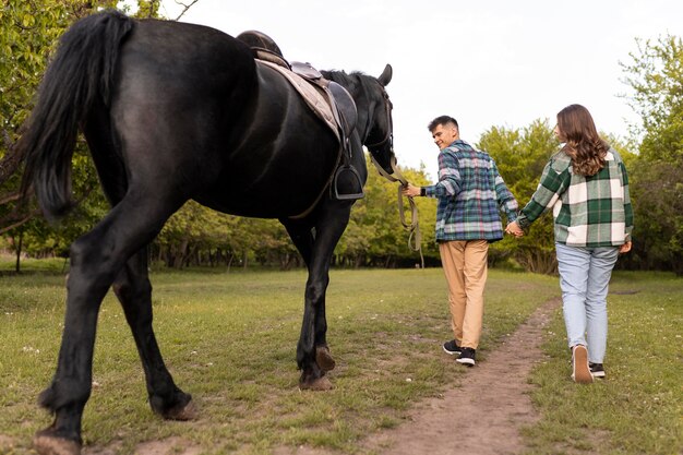 Casal de tiro completo e cavalo ao ar livre