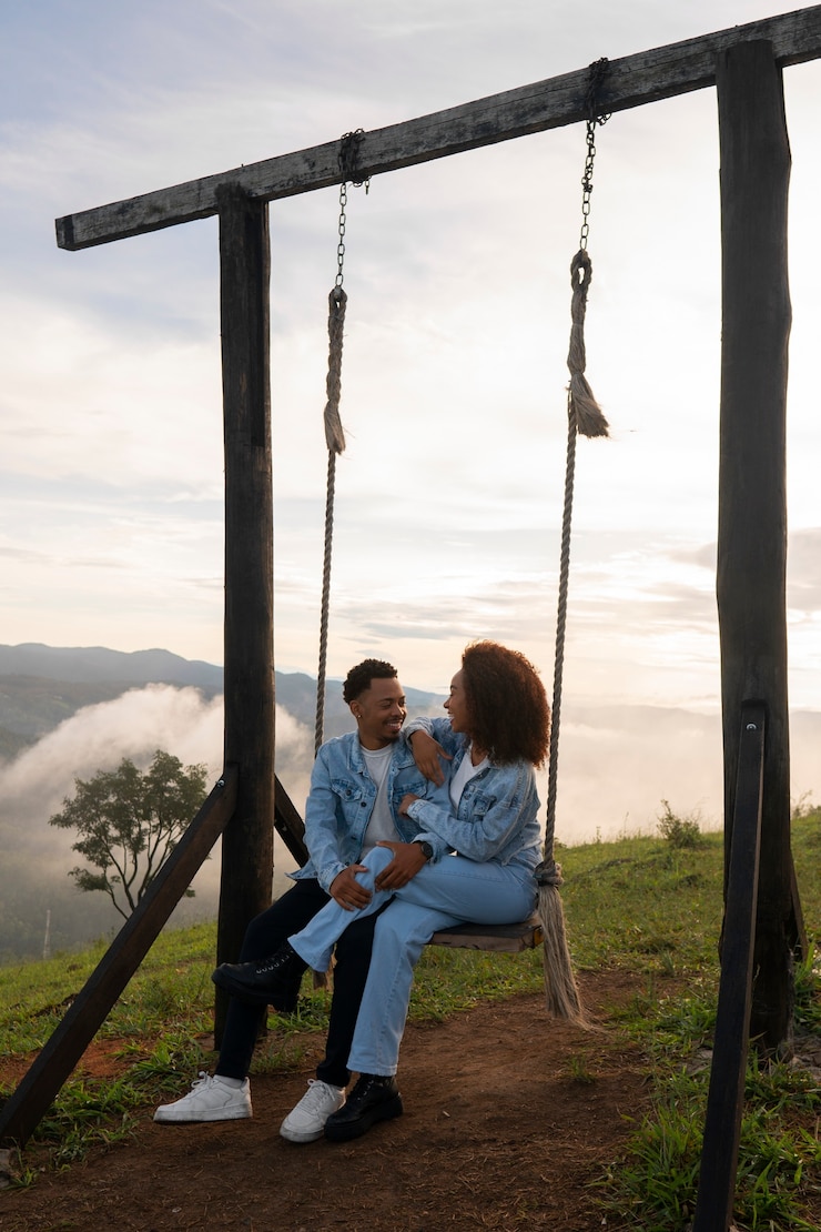 Foto grátis casal de tiro completo em balanço ao ar livre