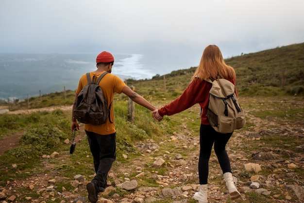 Casal de tiro completo em uma caminhada