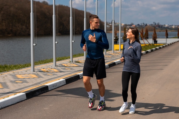 Foto grátis casal de tiro completo fazendo exercícios de treino