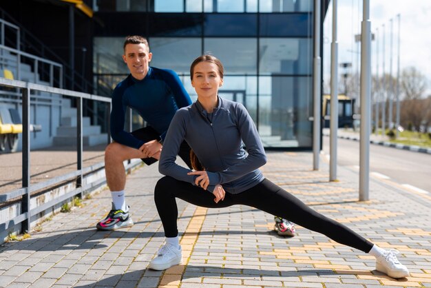 Casal de tiro completo fazendo exercícios de treino