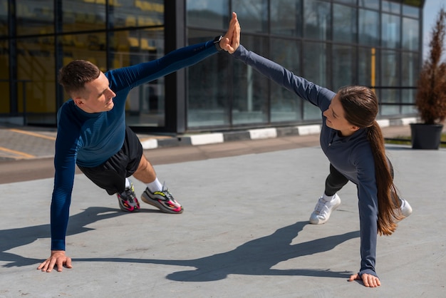 Foto grátis casal de tiro completo fazendo exercícios de treino