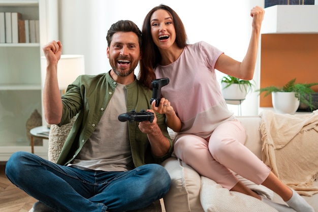 Casal de tiro completo jogando videogame