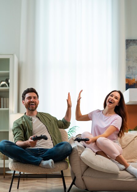 Casal de tiro completo jogando videogame
