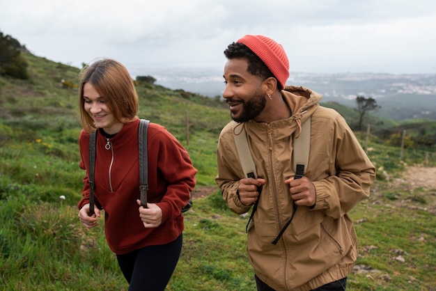 Casal de tiro médio caminhando juntos