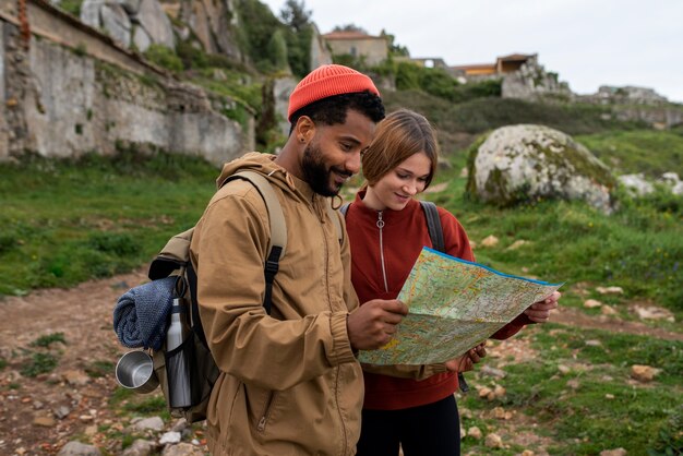 Casal de tiro médio caminhando juntos