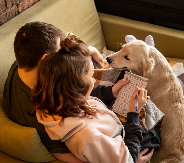 Casal de tiro médio com cachorro fofo