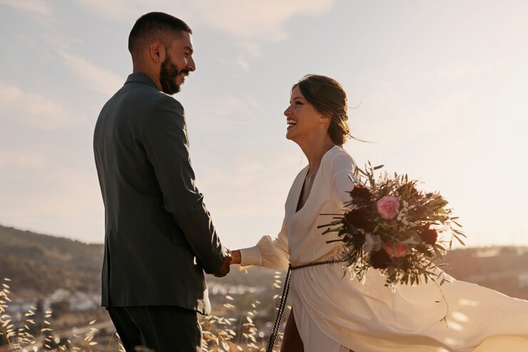 Foto grátis casal de tiro médio com flores