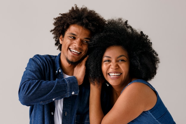 Foto grátis casal de tiro médio com penteados afro