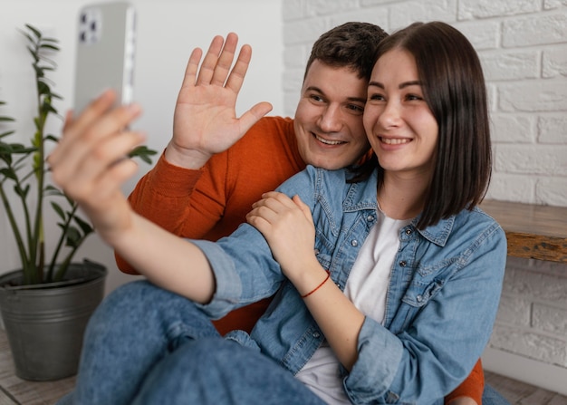 Casal de tiro médio com smartphone