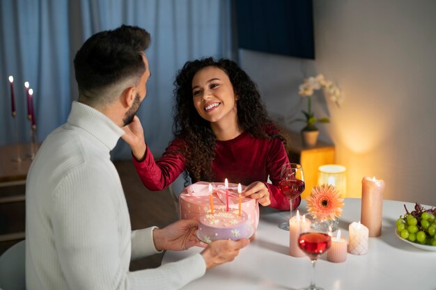 Casal de tiro médio comemorando aniversário