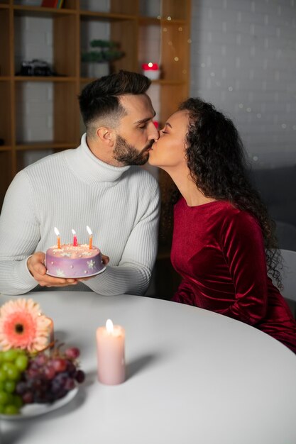 Casal de tiro médio comemorando aniversário