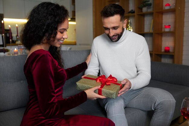 Casal de tiro médio comemorando aniversário