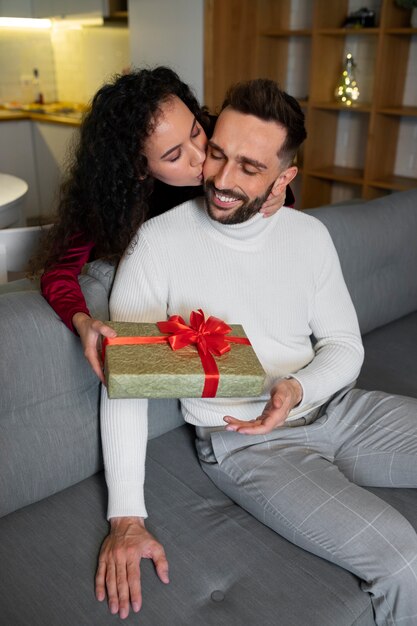 Casal de tiro médio comemorando aniversário