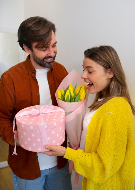 Foto grátis casal de tiro médio comemorando aniversário