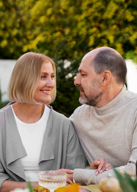 Foto grátis casal de tiro médio comemorando aniversário