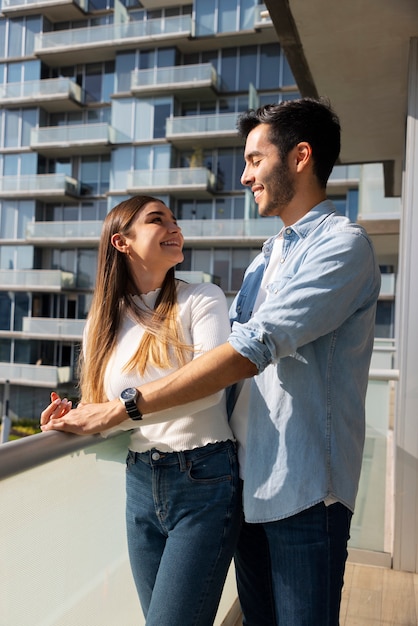 Casal de tiro médio comprando casa nova