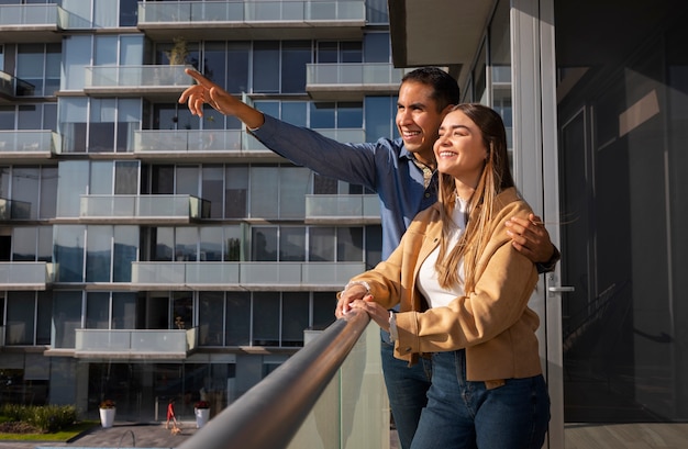 Casal de tiro médio comprando casa nova