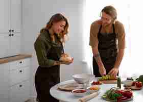 Foto grátis casal de tiro médio cozinhando juntos