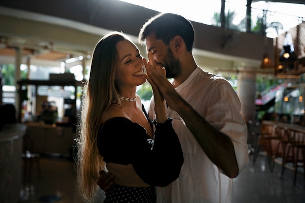 Foto grátis casal de tiro médio dançando juntos